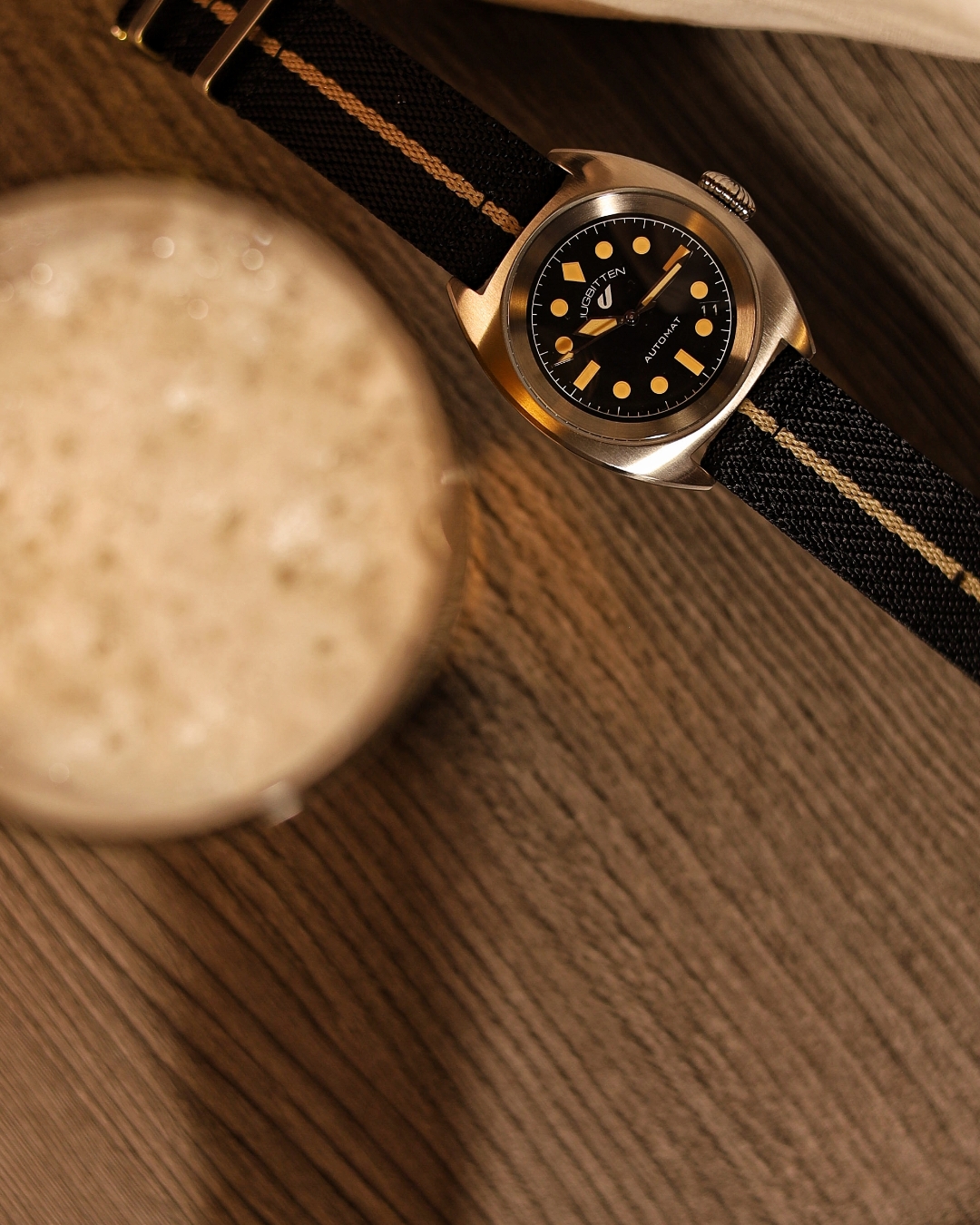 363 Automatic 39mm oluttuopin vierellä