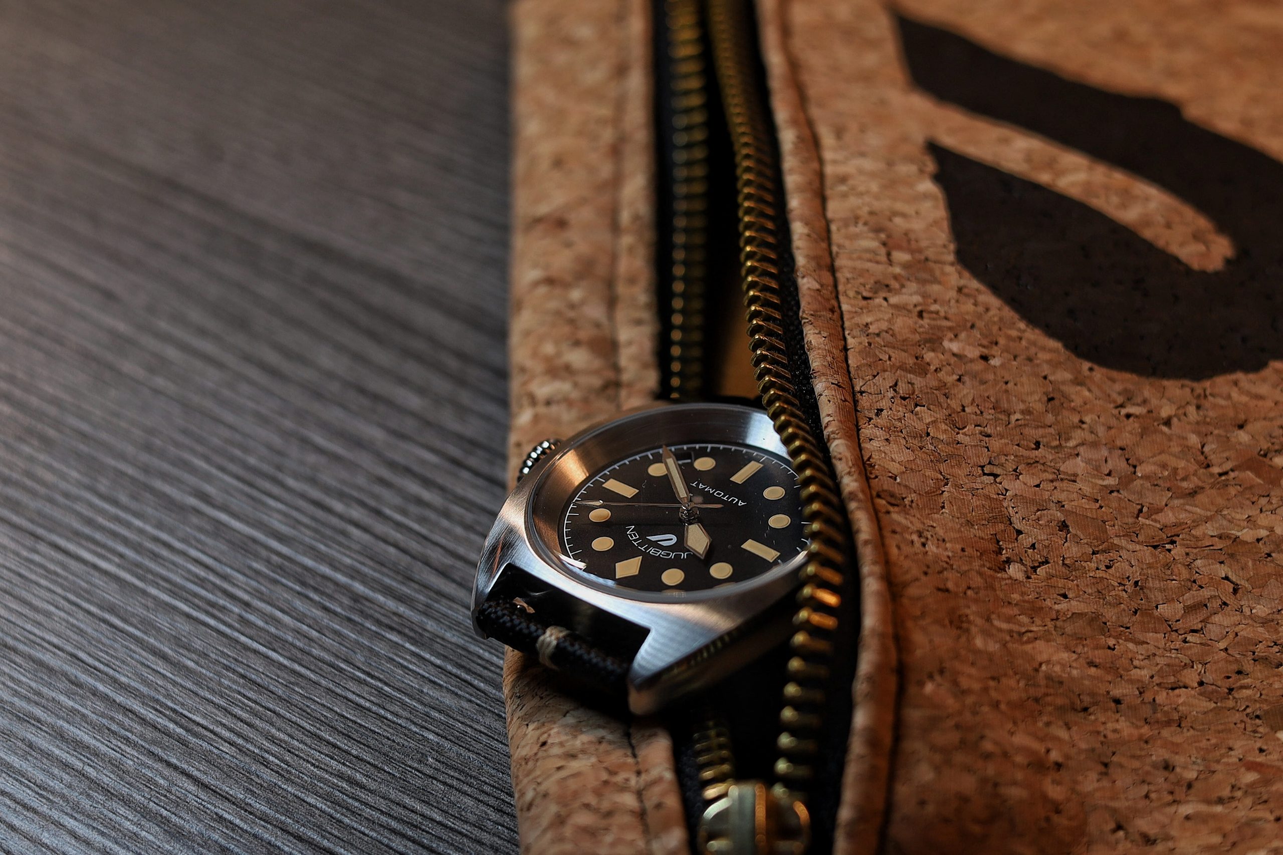 363 pilkistää korkkikankaisesta kellopussista