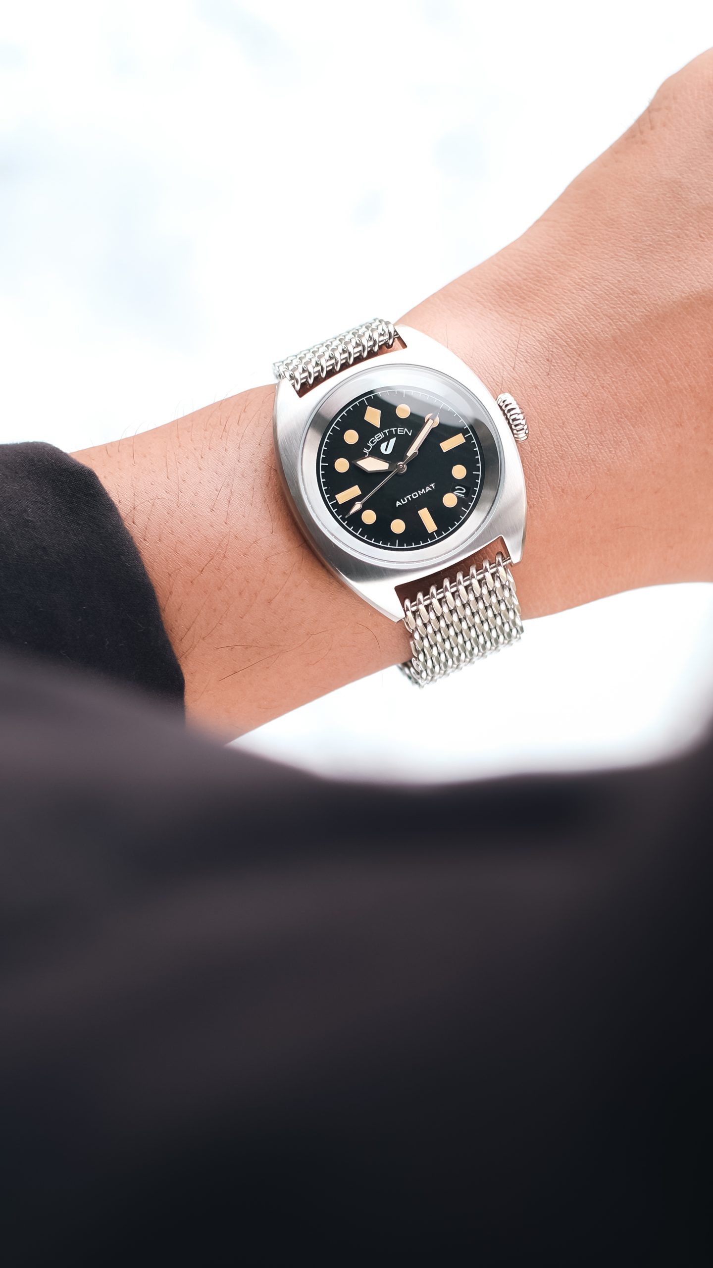 Jugbitten 363 Automatic -kello ranteessa, suunniteltu ja koottu Suomessa