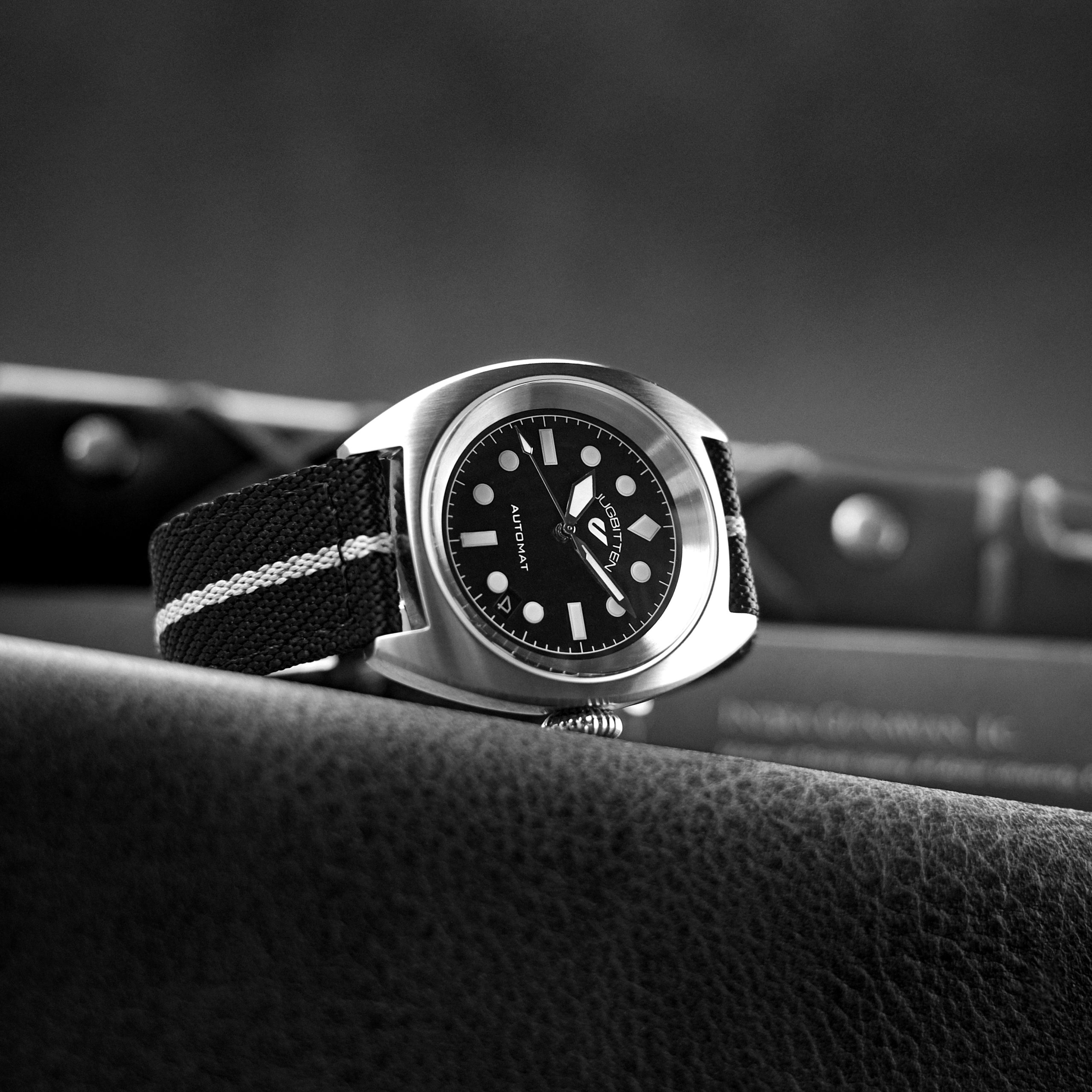 Mustavalkoinen kuva Jugbitten-kellosta, suomalainen käsintehty design